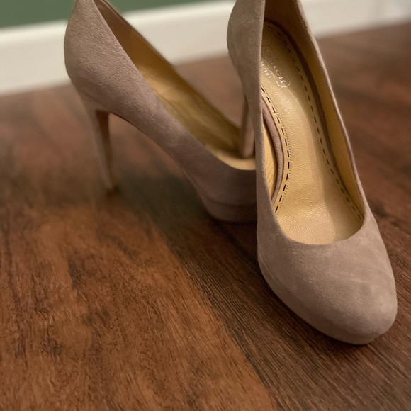 Women’s Coach Tan Suede Heels, Size 9 - Picture 4 of 7